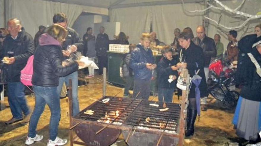 En la carpa del Jardí de ses Eres, detrás de la iglesia, los vecinos terminaron la jornada en un encuentro organizado por la parroquia a base de ´xulla´ y sobrasada.