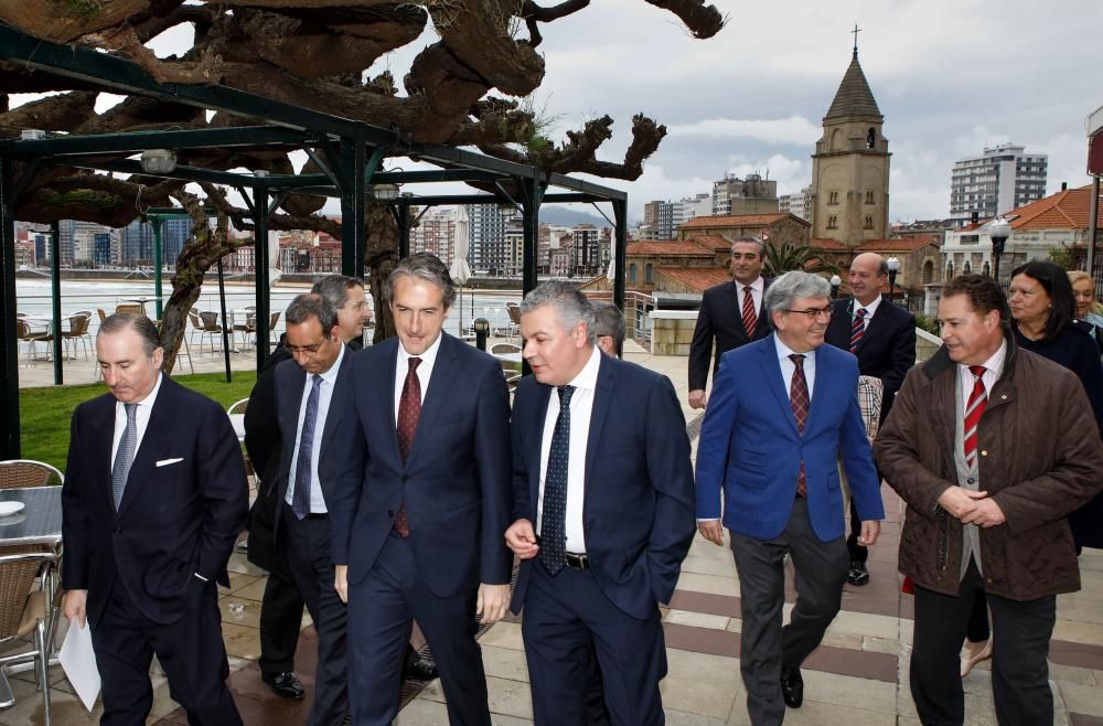 Íñigo de la Serna, de visita en Gijón