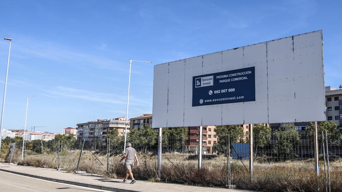La parcela de Nuevo Cáceres con el cartel de la próxima construcción del área comercial.