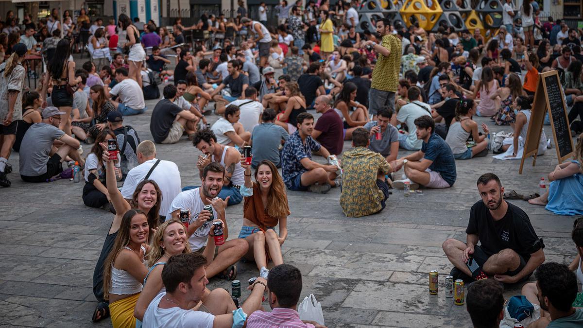 Jóvenes durante la Fiesta de Gràcia.