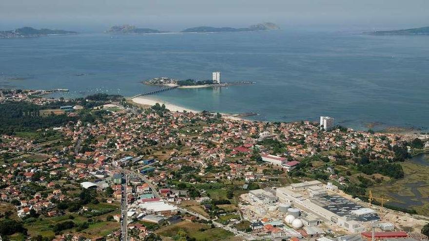 Desembocadura del Lagares (derecha) y parte del banco de marisqueo hasta la isla de Toralla. // FdV