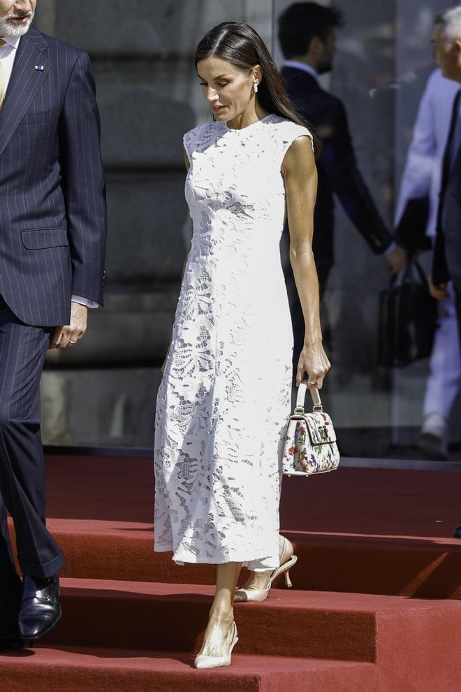 Reina letizia vestido sfera y bolso Furla