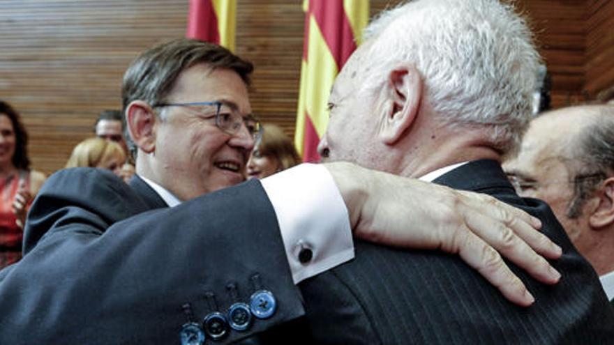 Ximo Puig se abraza con el ministro José Manual García Margallo en uno de los instantes de la toma de posesión de su cargo.