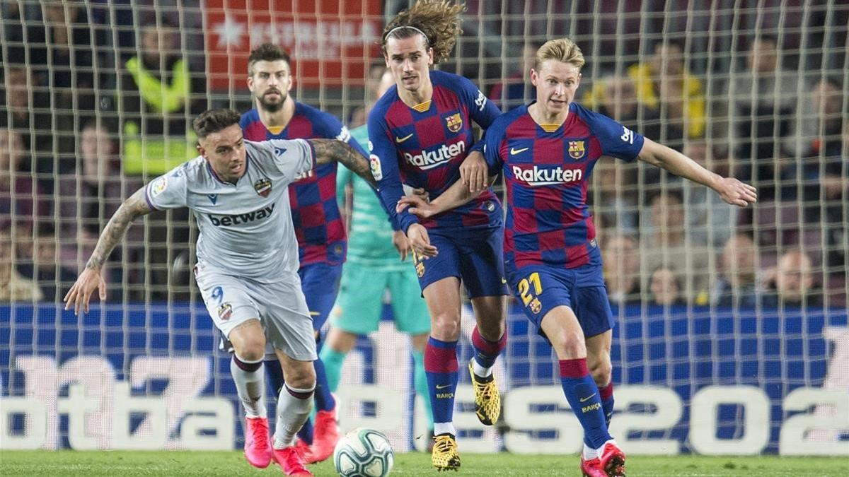 De Jong y Griezmann tratan de recuperar el balón en el duelo liguero contra el Levante.