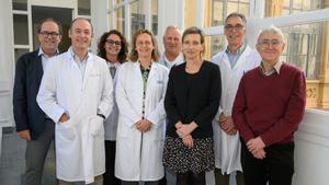 De izquierda a derecha, David Font, Aleix Prat, Saray Alen, Meritxell Mollà, Faust Feu, Michela Bertero, Antoni Castells y Elías Campo, miembros del Comité Ejecutivo del Clínic Barcelona Comprehensive Cancer Center
