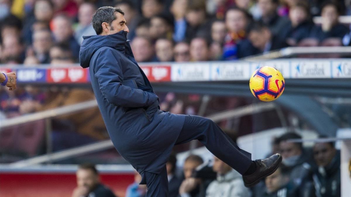 Valverde intenta controlar un balón durante el Barça-Madrid.