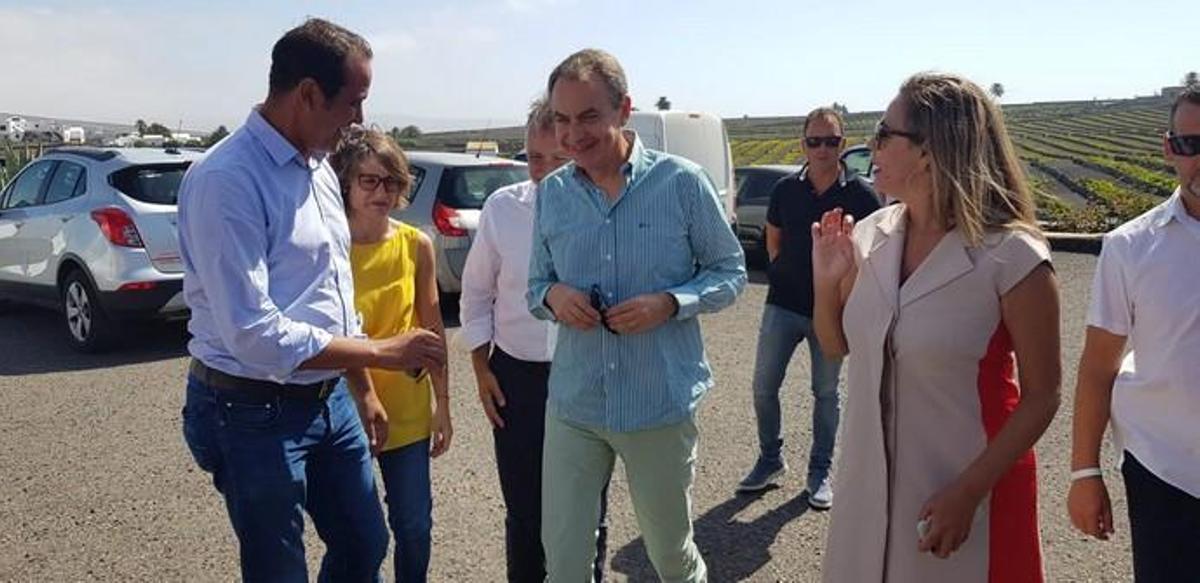 José Luis Rodríguez Zapatero y las 'Kellys', juntos en el acto del PSOE en San Bartolomé