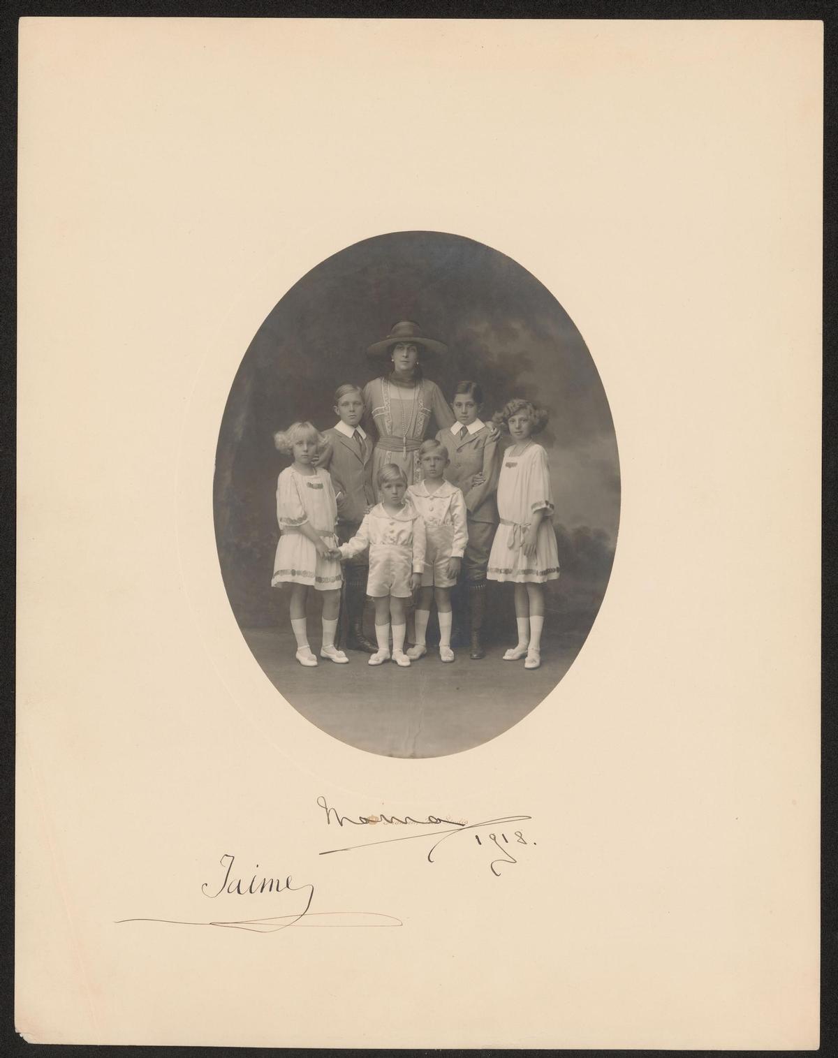 La reina Victoria Eugenia con sus seis hijos (1918).