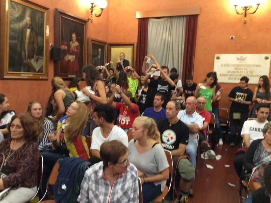 Protesta contra la moció de CS a l'Ajuntament