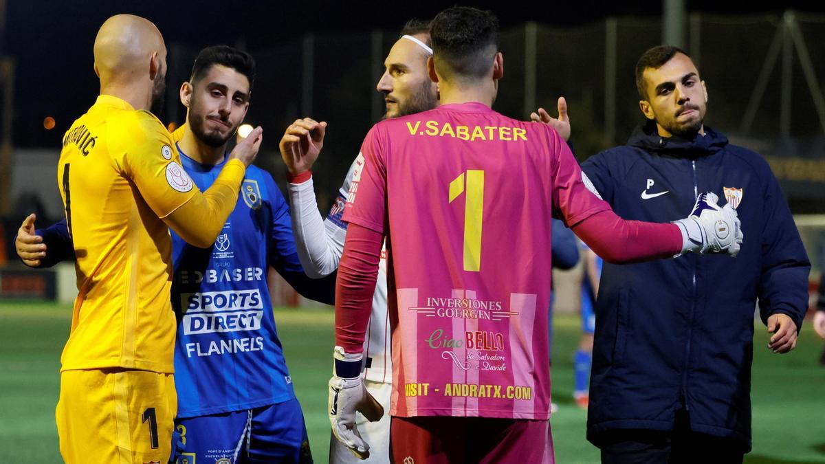 Los jugadores del Sevilla y del Andratx se saludan al final del partido.