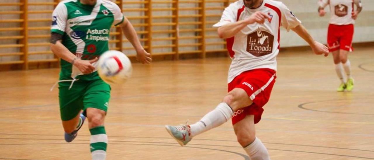 Una acción de un partido entre el Gijón Playas y el Yesos Castaño.