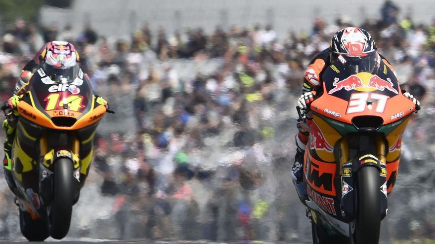 Pedro Acosta, rodando por delante de Tony Arbolino, nuevo líder del Mundial. | GARETH HARFORD/TEAM AJO