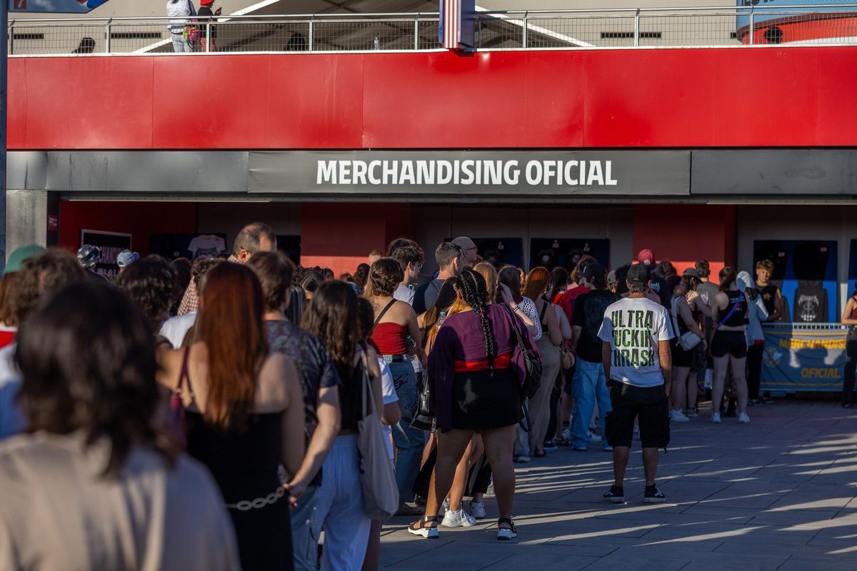 Largas colas para comprar 'merchandising' de Stray Kids en el Metropolitano.