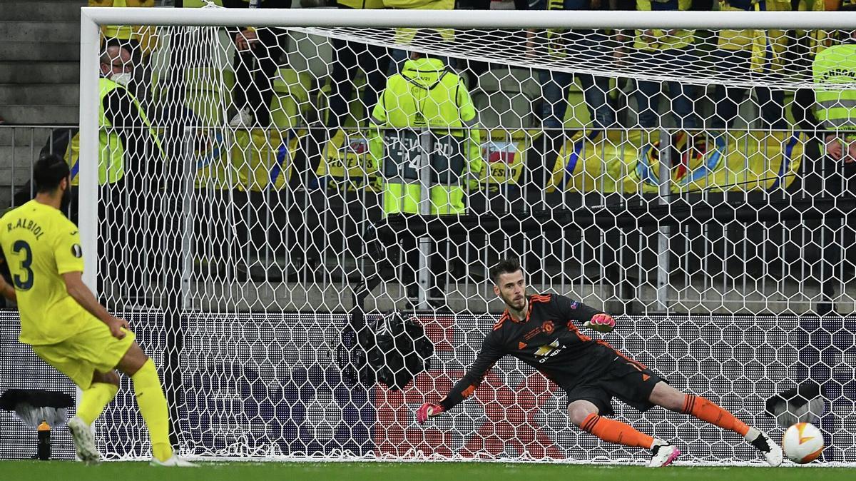 Albiol marca en la tanda de penaltis ante De Gea en la final de la Europa League de 2021.