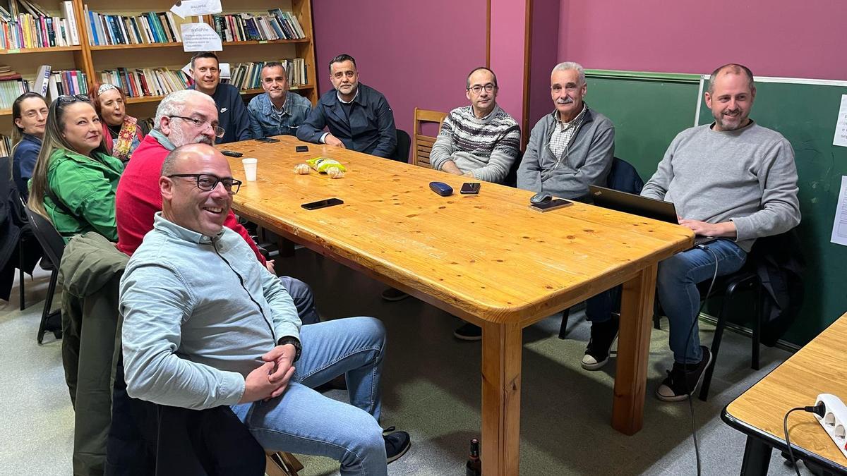 Componentes de esta iniciativa durante una de sus reuniones en O Piñeiriño.