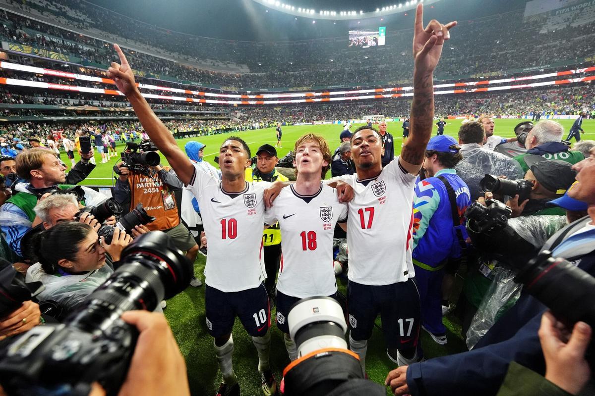 Gordon celebra el pase de Inglaterra