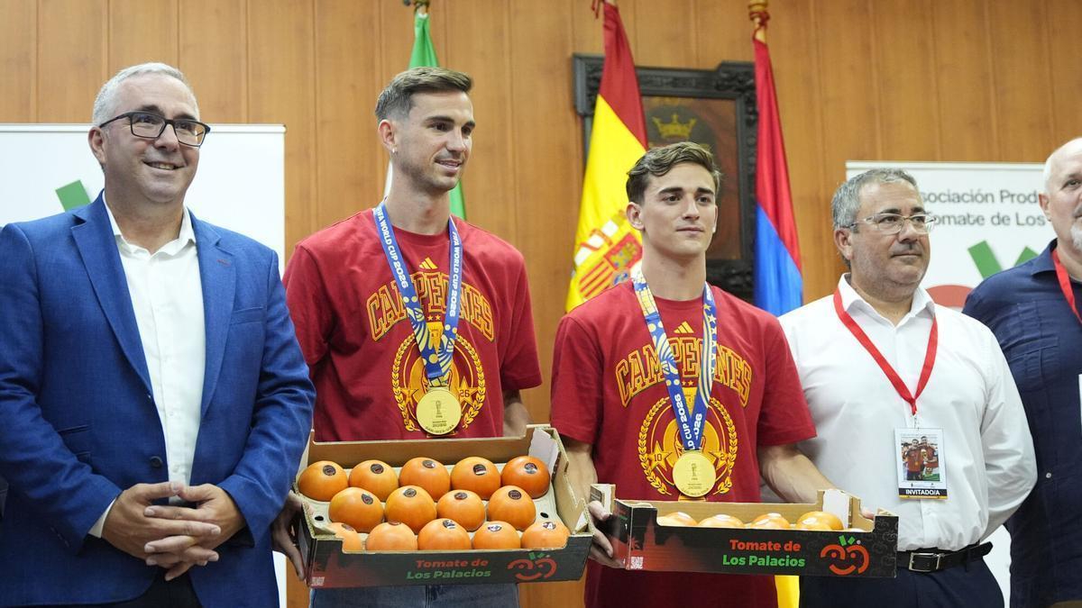 Fabián y Gavi reciben en su pueblo un homenaje multitudinario con su peso en tomates