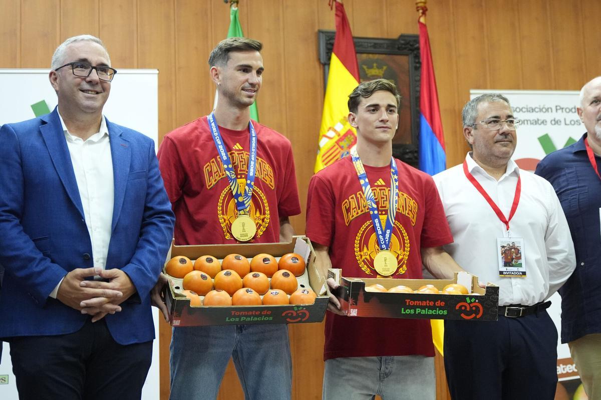 Los Palacios se rinde a Fabián y Gavi, sus campeones del mundo
