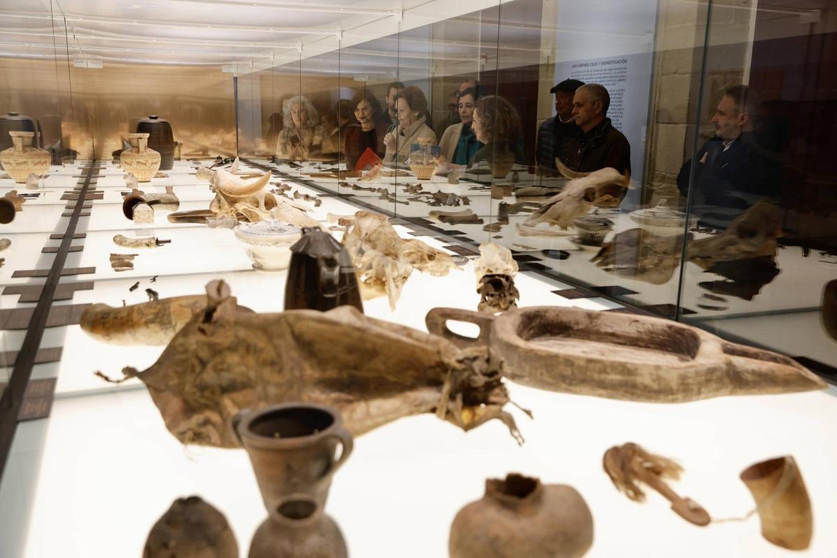 Un momento de la inauguración de la exposición "Convivium" en el Palacio de Revillagigedo.