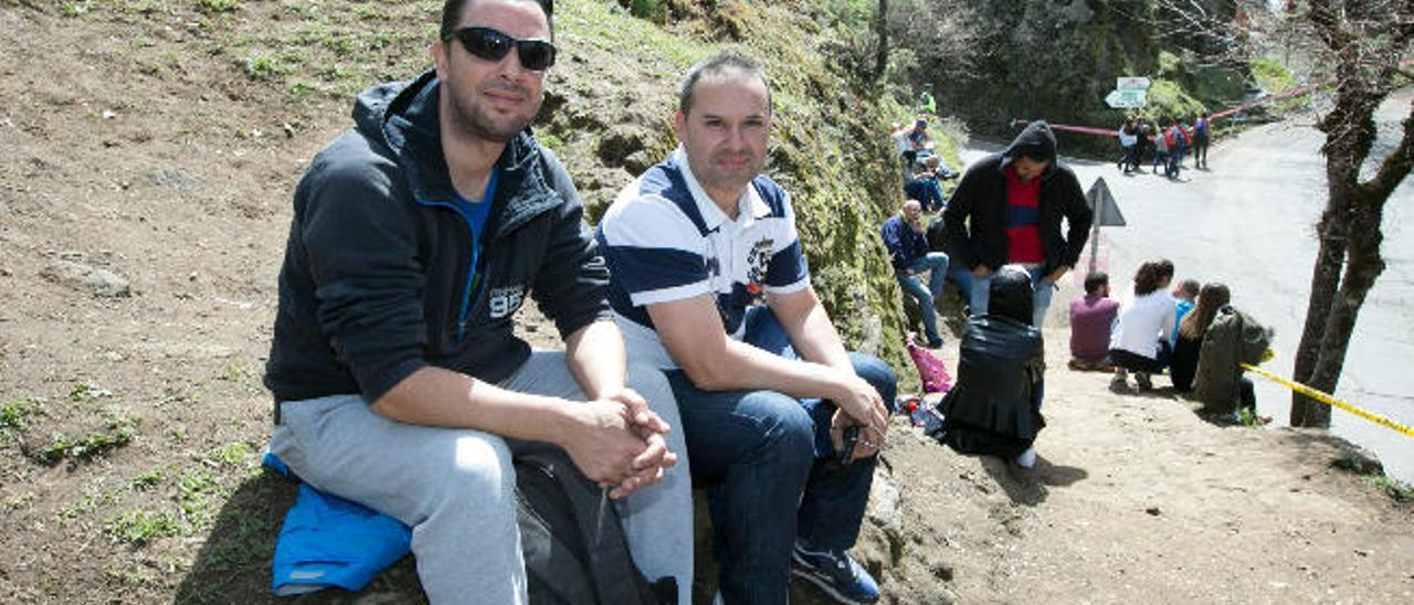 Los aficionados del motor Víctor Socorro (i.) y José María Pérez, cerca del Arco de Valleseco, en Gran Canaria.