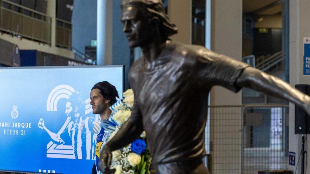 La nueva estatua de Dani Jarque en el RCDE Stadium.