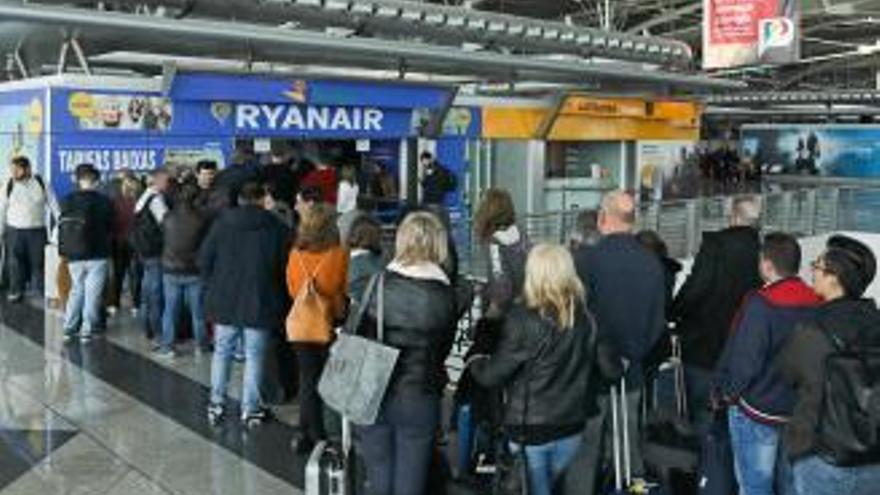 Pasajeros afectados por las cancelaciones de Ryanair en Portural // Jose Coelho (Efe)