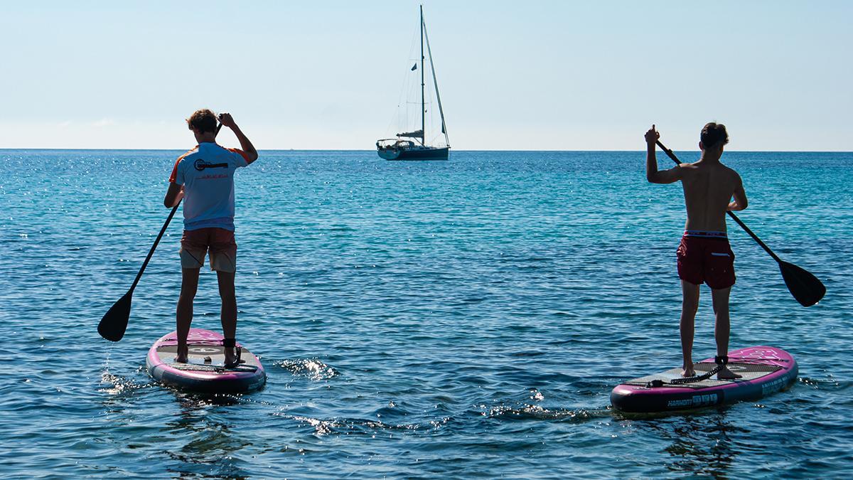 Sportliche Aktivitäten gibt es in Cala Millor zuhauf: Hier das Stand Up Paddling.