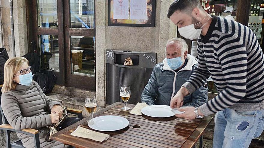 El dueño del restaurante “As Campás” pone una mesa.   | // R.V.