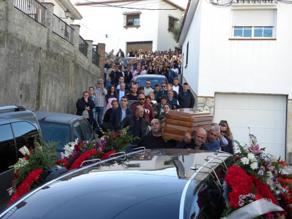 Unas 2.000 personas han abarrotado la iglesia de El Borge para despedir a su alcalde, cuyo féretro ha recorrido las calles del pueblo a hombros de sus vecinos