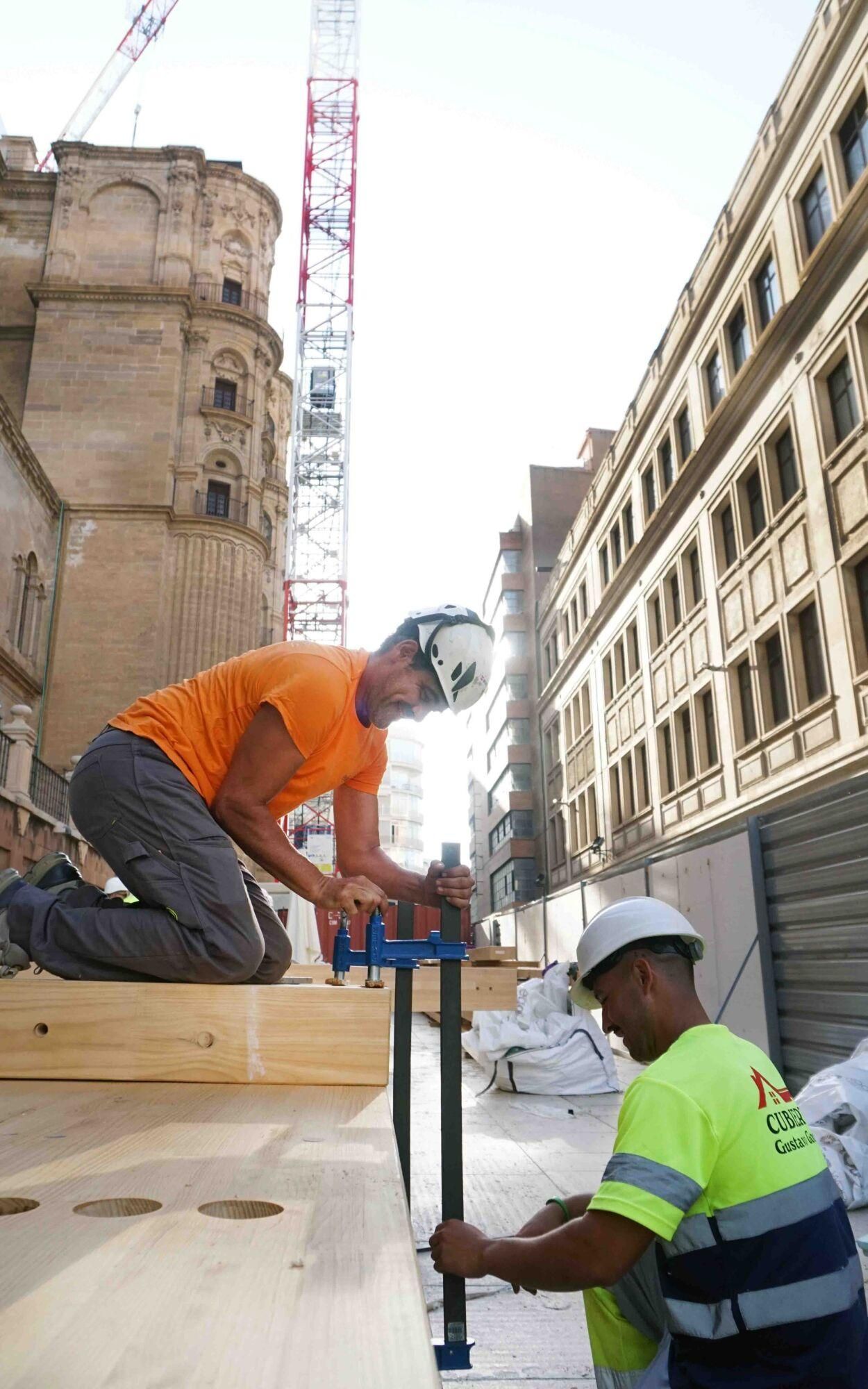 El Cabildo de la Catedral de Málaga realiza una visita guiada a la construcción del nuevo tejado, a cargo del arquitecto, Juan Manuel Sánchez La Chica, para ver el estado de las intervenciones que se vienen realizando