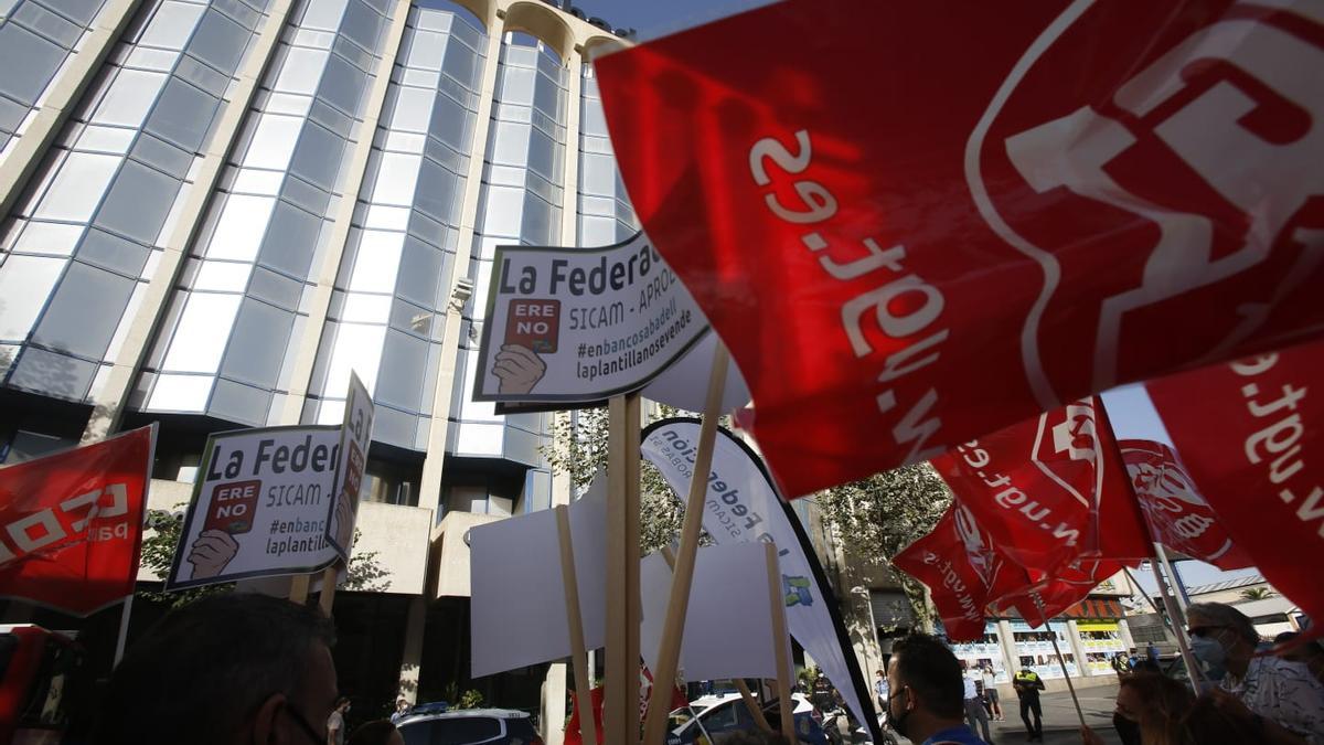 Protesta de los trabajadores del Sabadell contra el ERE frente a la sede del banco en Alicante