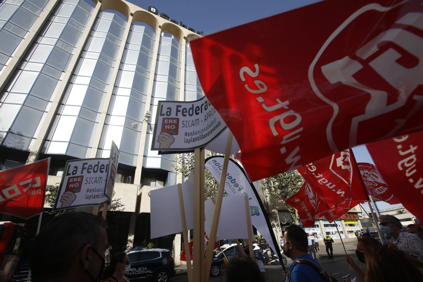 Protesta de los trabajadores del Sabadell contra el ERE frente a la sede del banco en Alicante