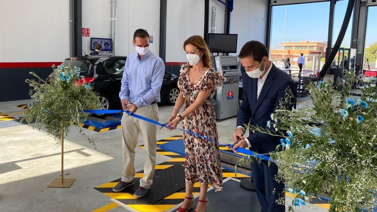 El director general de Energía y Actividad Industrial, Eduardo Piné, la alcaldesa de Águilas, Mari Carmen Moreno, y el director del área de Movilidad de la empresa TÜV Rheinland en España, Rodrigo Radovan, inauguran las instalaciones de la nueva ITV de Águilas.