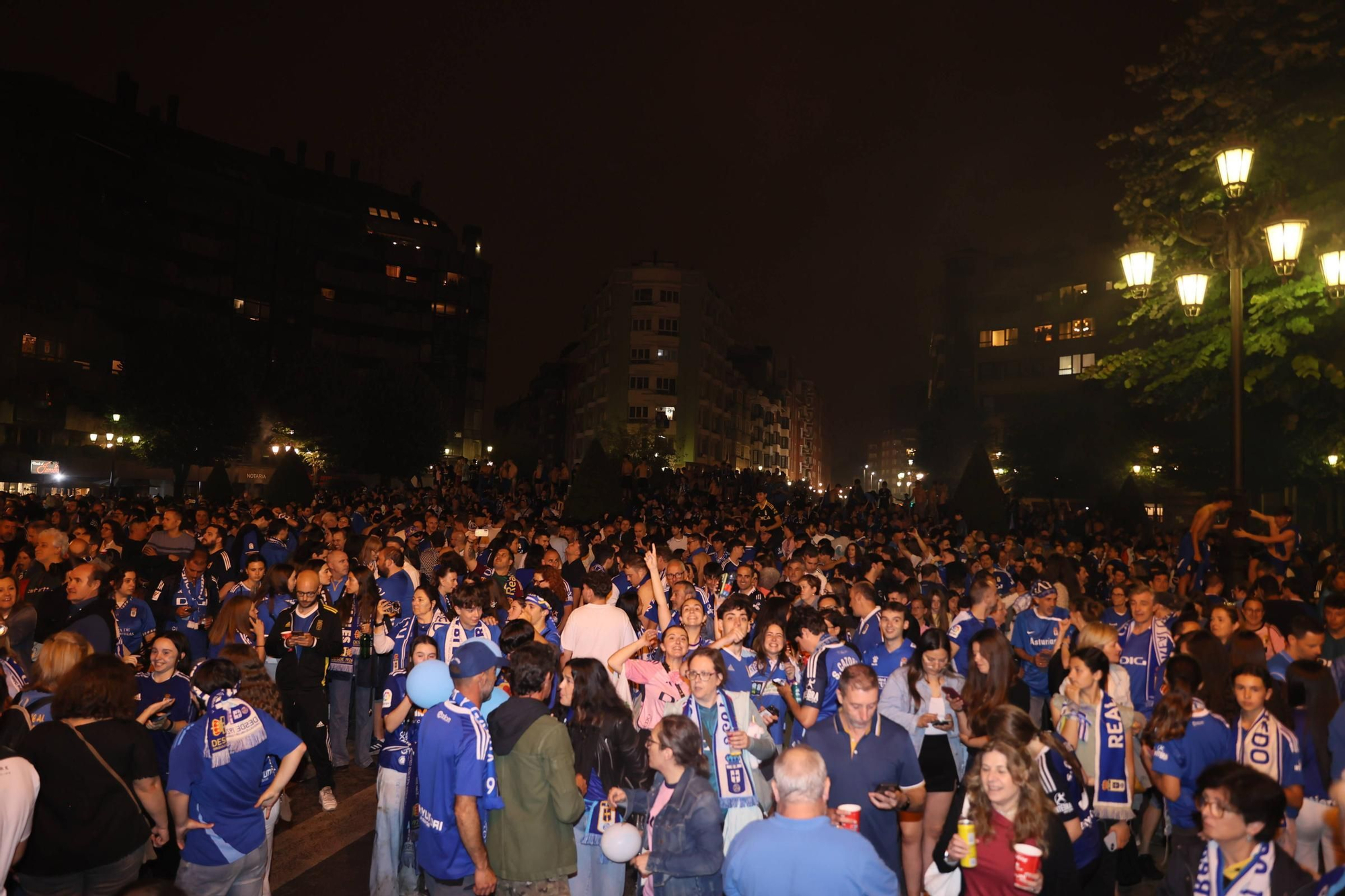 EN IMÁGENES | Así se celebró el ascenso del Oviedo a Primera: la afición estalla en una noche histórica