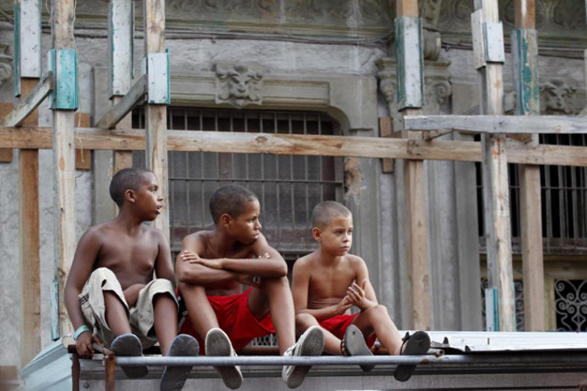 Nens cubans observen la processó anual de Nuestra Señora de la Caridad, patrona de Cuba, als carrers de l’Havana (Cuba).