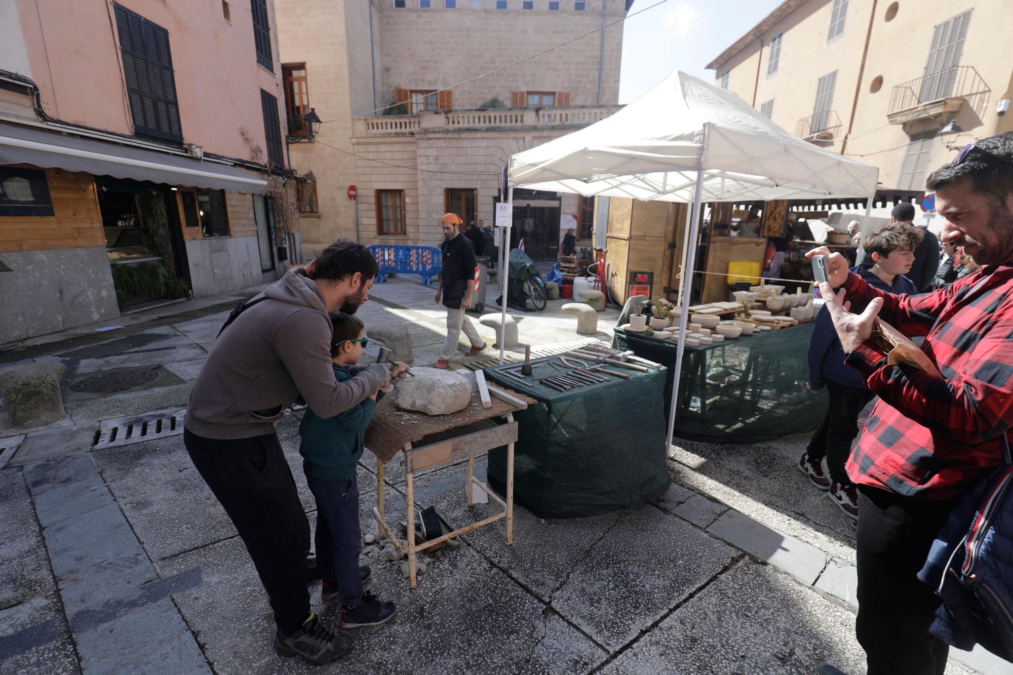 Miles de personas disfrutan de la primera jornada de la Diada de les Illes Balears