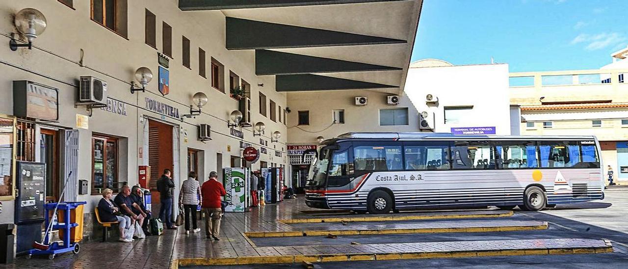 Estación de autobuses en el centro de Torrevieja, propiedad de la empresa Avanza. | TONY SEVILLA