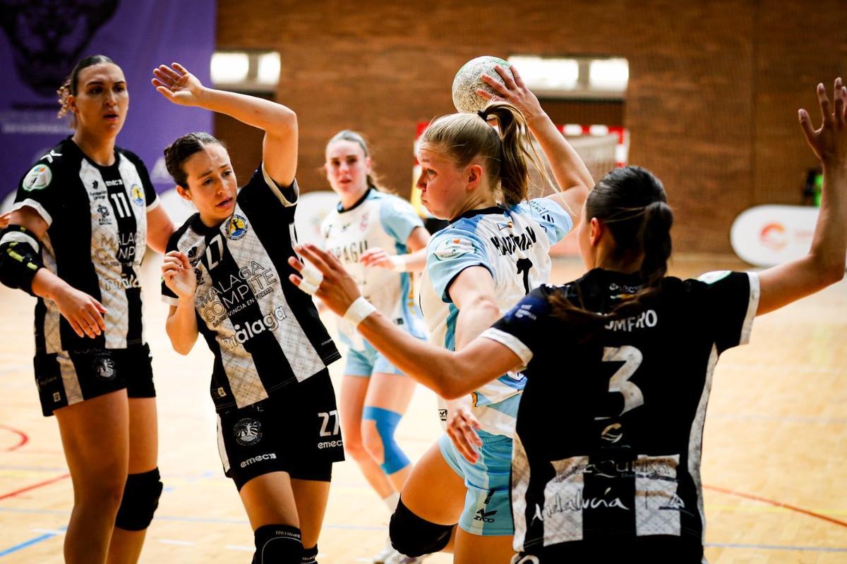 Hauptman lanza durante el partido jugado en Málaga.