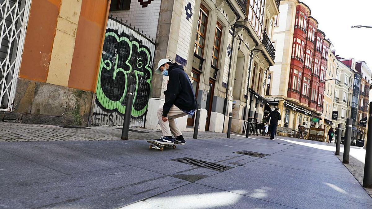 Un skater por esa misma vía, ayer, a su paso por el lugar del crimen casi 90 años después.