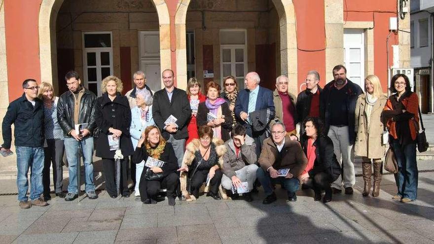 El acto de presentación de &quot;Póker de damas&quot; organizado por el Concello de Bueu y el CIM. // FDV