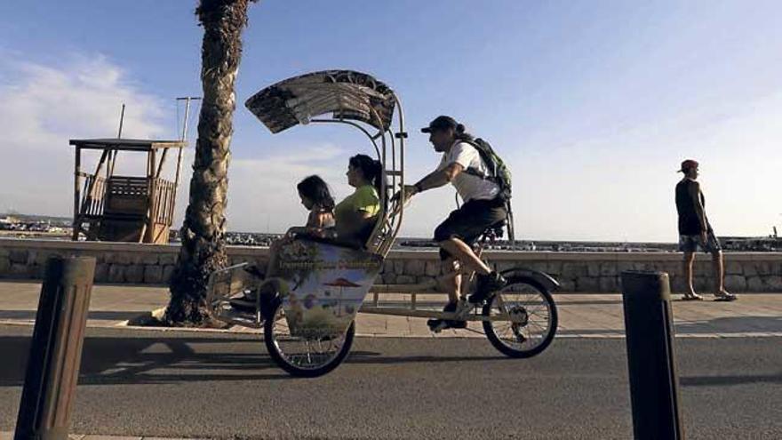 Uno de los diez ´rickshaws´ que pasean a turistas por la primera línea de la Platja de Palma.