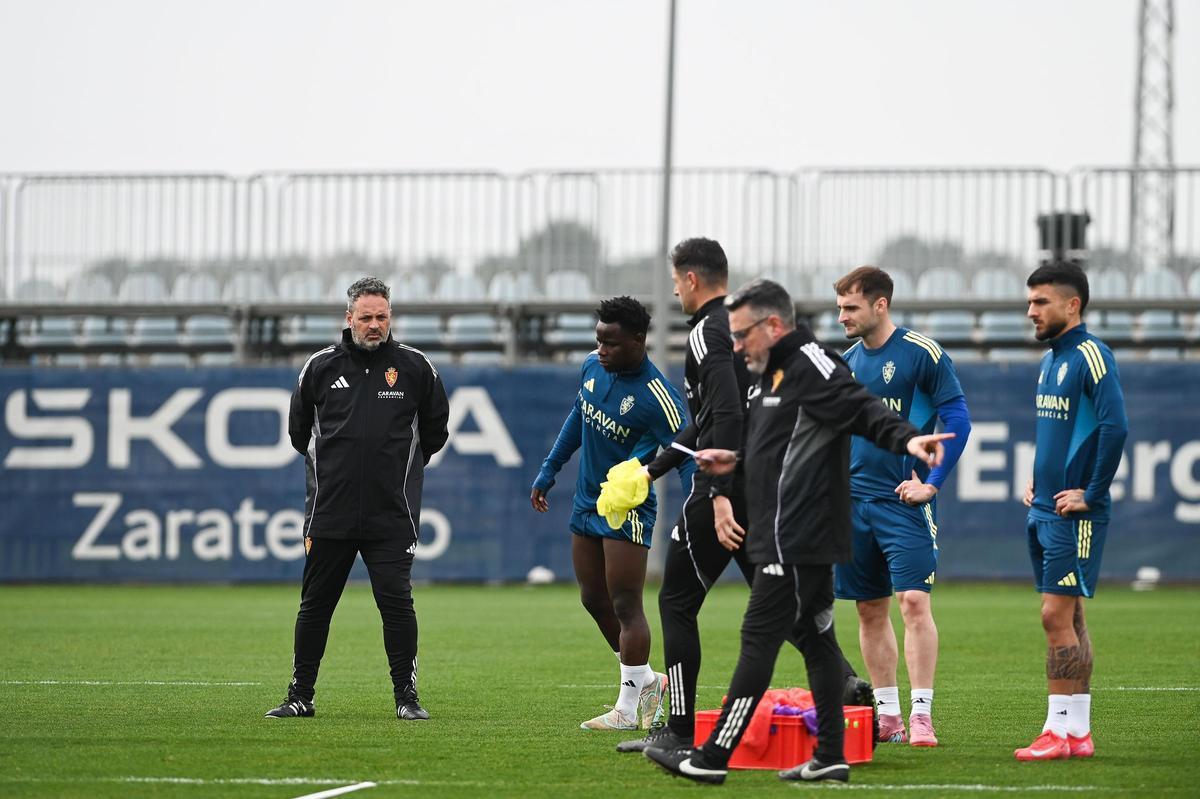 David Navarro, a la izquierda, y Néstor Pérez, a la derecha, junto a varios jugadores durante una sesión de entrenamiento en la Ciudad Deportiva.