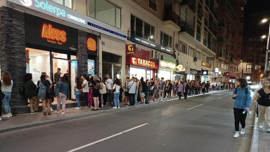 Aluvión de gente por una hamburguesa gratis en el centro de Murcia