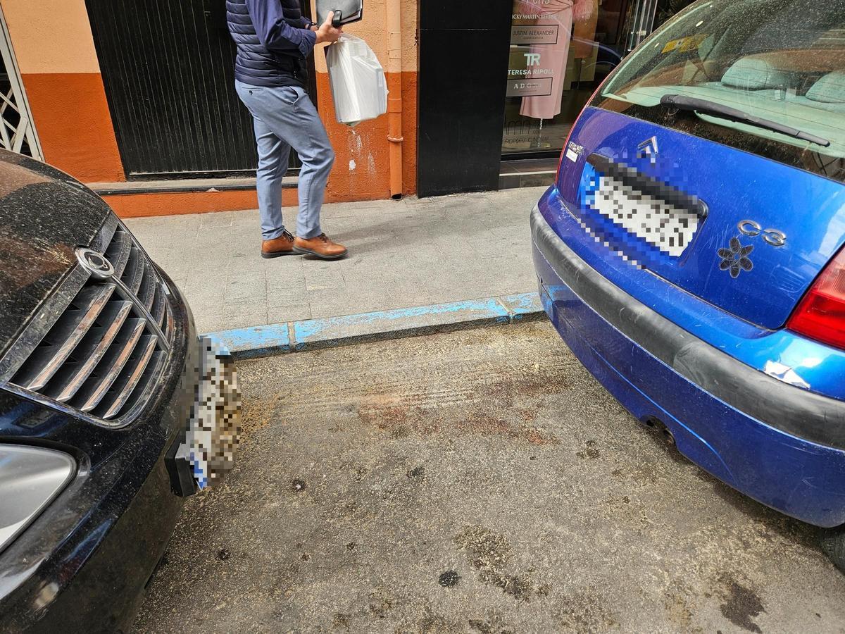 estos de sangre en el lugar donde cayó el hombre.