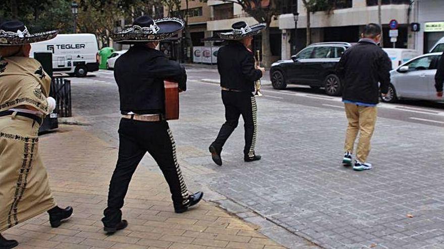 Los mariachis, persiguiendo a los dirigentes del Valencia CF.