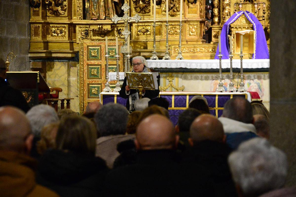 Nieves Guimeráns durante la lectura del pregón, este sábado en la excolegiata de Cangas.