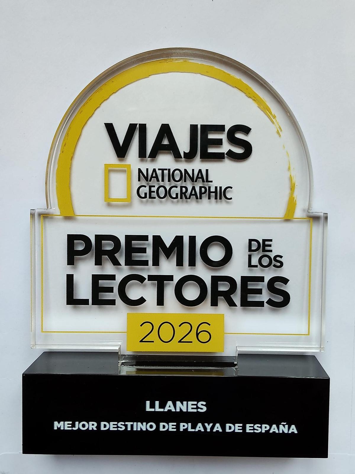 El galardón entregado al alcalde de Llanes.