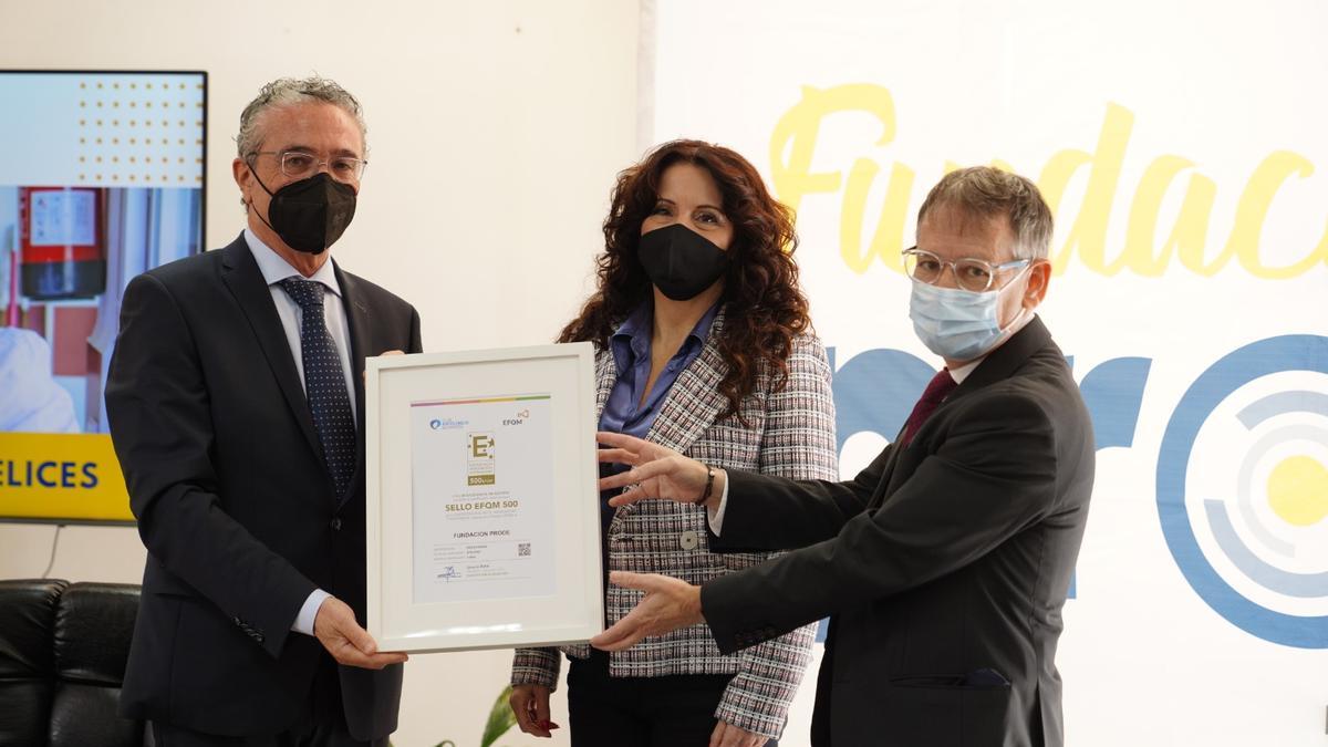 Blas García, Rocío Ruiz y Manuel Aradillas, durante la entrega del reconocimiento a Prode.