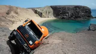 El accidente del camión cisterna provoca que la playa de Papagayo esté cerrada este fin de semana