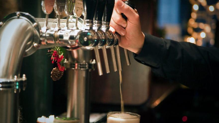 Un grifo de cerveza en la barra de un bar español.
